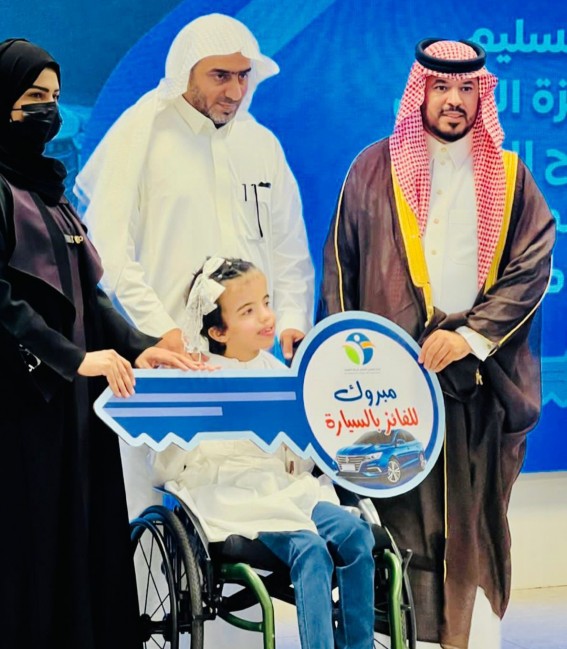 “الموارد البشرية” تكرّم المستفيد الأكثر التزاماً بسيارة في مراكز التمكين بالمدينة