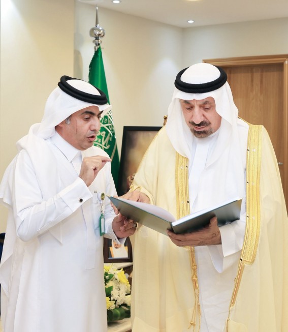 أمير نجران يطّلع على بحث علمي في تأثير وسائل التواصل على اللغة
