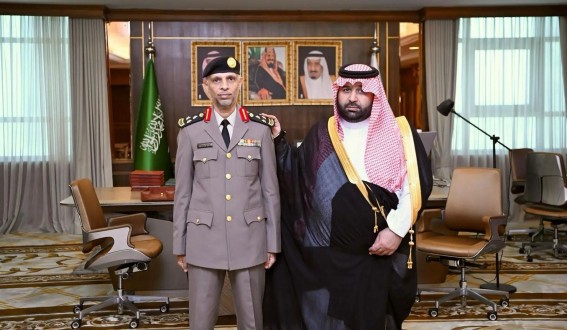 أمير جازان يُقلِّد مدير مكافحة المخدرات رتبته الجديدة