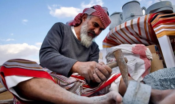 عروض الحرفيين الحية تُنعش أجواء مهرجان قرية الأطاولة التراثي