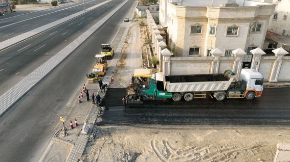 بلدية القطيف تحسن كفاءة الطرق بالقديح .. وتنهي سفلتة 50 ألف م²