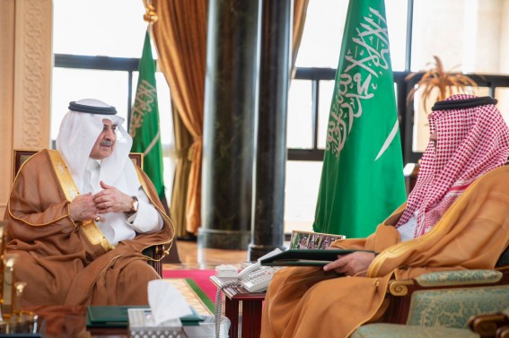 الأمير فهد بن سلطان يطلع على نتائج القبول بجامعة تبوك.