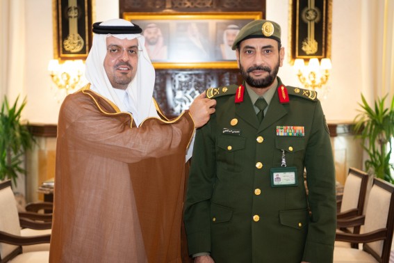نائب أمير مكة يُقلّد مدير إدارة الحج والعمرة بالجوازات رتبته الجديدة نائب أمير مكة يُقلّد مدير إدارة الحج والعمرة بالجوازات رتبته الجديدة