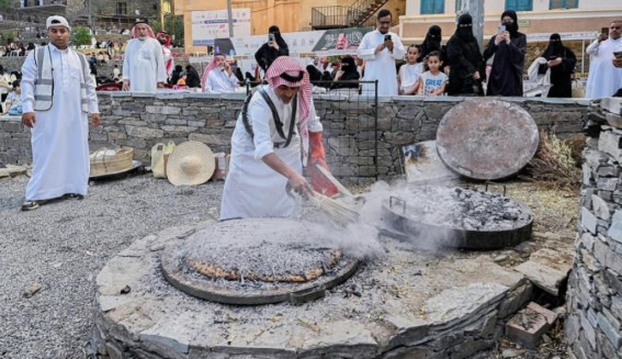 الخبزة المقناة تستهوي زوّار الباحة في مهرجان الأطاولة
