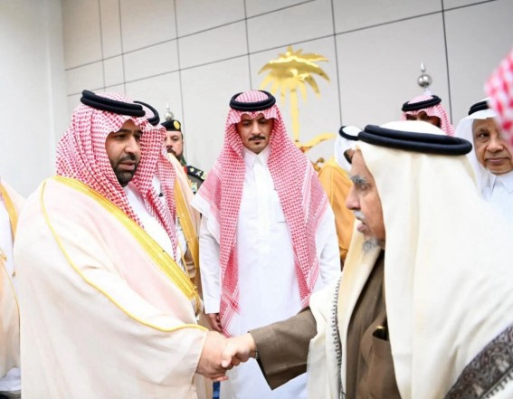 أمير جازان يلتقي أهالي محافظة الدرب ويطلع على مشروعات تنموية