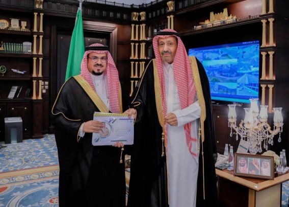 أمير الباحة يطلع على تقرير صيف 2025 ويُوجّه بتمديد الفعاليات