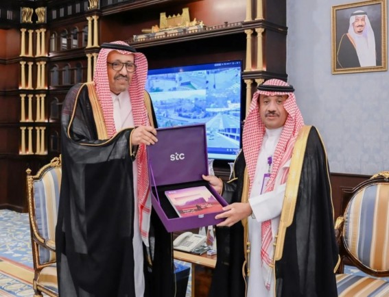 أمير الباحة يطلع على تقرير الاستدامة لـ stc ويشيد بدورها في التحول الرقمي