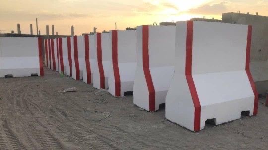 إلزام المقاولين بتركيب ألواح علوية لحماية مواقع المشاريع