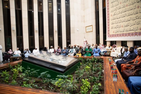 المشاركون في مسابقة الملك عبدالعزيز الدولية يتعرفون على معالم المدينة المنورة المشاركون في مسابقة الملك عبدالعزيز الدولية يتعرفون على معالم المدينة المنورة