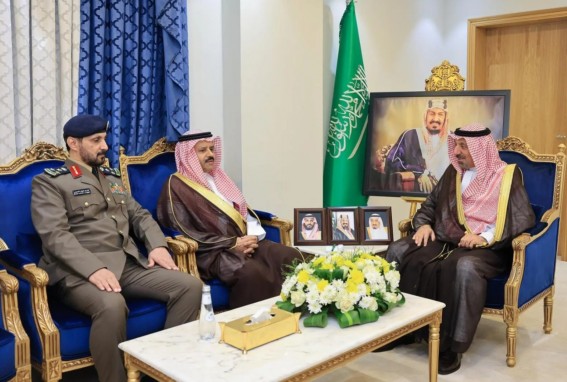 أمير نجران يكرّم مدير الدفاع المدني السابق ويهنئ خلفه