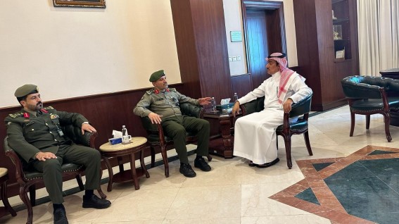 محافظ خميس مشيط يستقبل مديري جوازات المحافظة السابق والجديد محافظ خميس مشيط يستقبل مديري جوازات المحافظة السابق والجديد