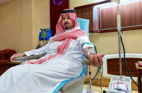 أمير المدينة المنورة يشارك في الحملة الوطنية للتبرع بالدم أمير المدينة المنورة يشارك في الحملة الوطنية للتبرع بالدم