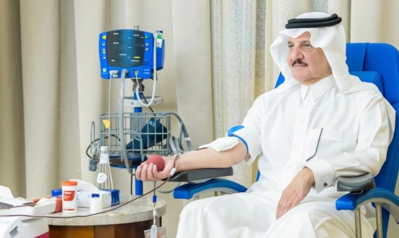 أمير الشرقية يشارك في الحملة الوطنية السنوية للتبرع بالدم أمير الشرقية يشارك في الحملة الوطنية السنوية للتبرع بالدم