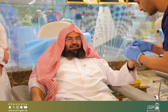 السديس يتبرع بالدم دعمًا لحملة ولي العهد الوطنية