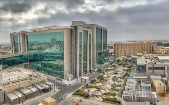 مدينة الملك سعود الطبية تطلق خدمة استبدال المفاصل بالروبوت