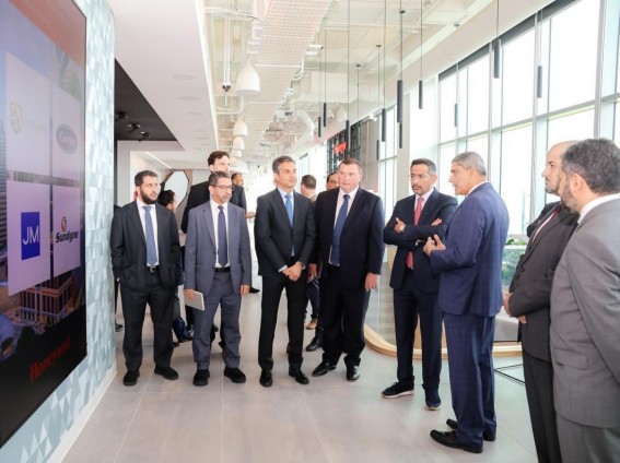 وزير الصناعة يلتقي (Honeywell) لبحث التعاون الصناعي