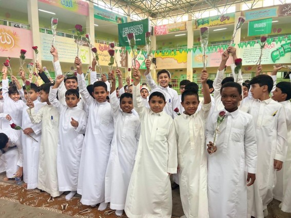 مكتب البيئة بالجموم يزرع البهجة في قلوب الطلاب مع انطلاقة العام الدراسي