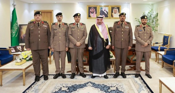 أمير منطقة نجران يقلّد عددًا من ضباط الشرطة رتبهم الجديدة
