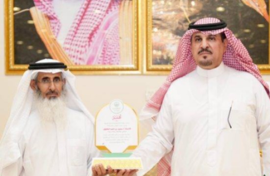 محافظة بيشة تكرّم متقاعديها تقديرًا لعطائهم محافظة بيشة تكرّم متقاعديها تقديرًا لعطائهم