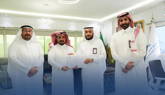 رئيس تجمع عسير الصحي يكرم يحيى التوم مدير مستشفى البرك