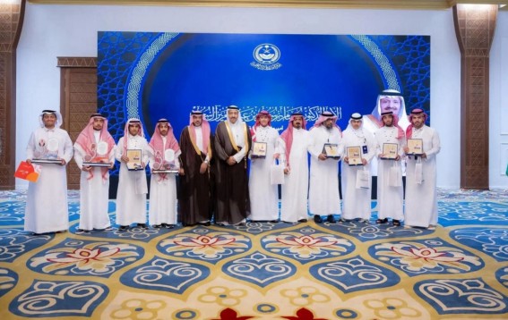 أمير الباحة يكرم طلابًا مبدعين حصدوا إنجازات عالمية ووطنية أمير الباحة يكرم طلابًا مبدعين حصدوا إنجازات عالمية ووطنية