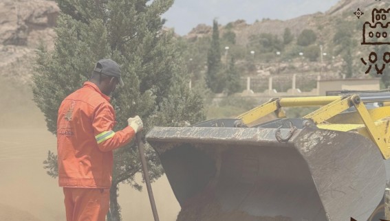 جانب من أعمال صيانة وإعادة تأهيل الجزيرة الوسطية بطريق الملك فيصل جانب من أعمال صيانة وإعادة تأهيل الجزيرة الوسطية بطريق الملك فيصل