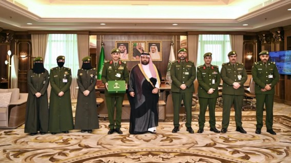 أمير جازان يتسلّم التقرير السنوي لأعمال جوازات المنطقة لعام 1446هـ أمير جازان يتسلّم التقرير السنوي لأعمال جوازات المنطقة لعام 1446هـ