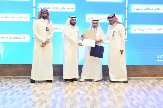 الرئيس التنفيذي لتجمع عسير الصحي يكرم مدير العيادات الخارجية بمستشفى رجال ألمع