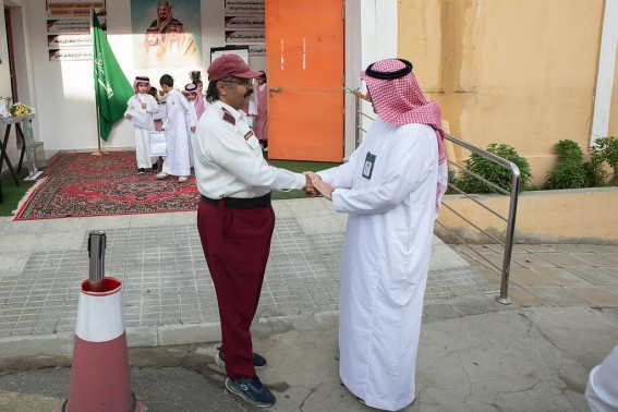 مدير تعليم عسير يكرم حارس أمن لتميّزه وإخلاصه في أداء مهامه