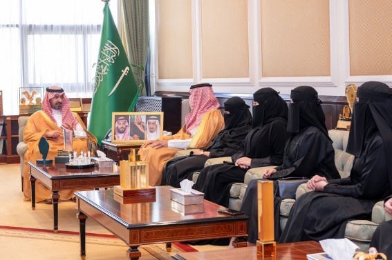 نائب أمير تبوك يكرم التجمع الصحي بالمنطقة لحصوله على جائزة أداء الصحة