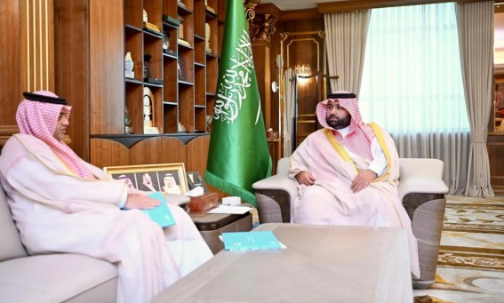 أمير جازان يستقبل الرئيس التنفيذي لشركة تجمع مطارات الثاني