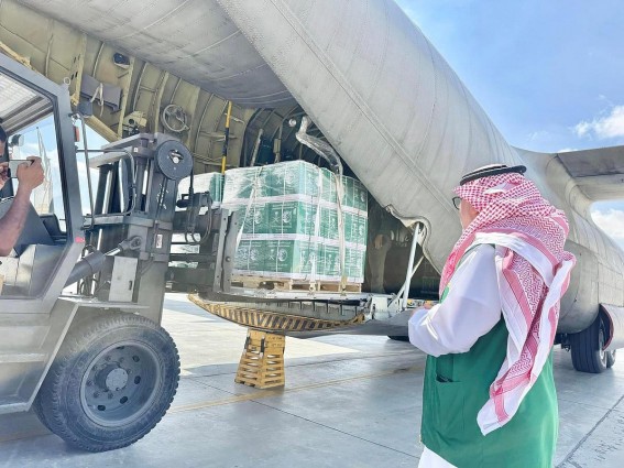 الطائرة الإغاثية السعودية الـ63 تصل العريش محمّلة بالمساعدات لغزة