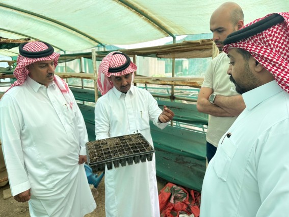 متطوعو  الجهات الحكومية بعسير يشاركون في مبادرة “ازرعها بيدك”