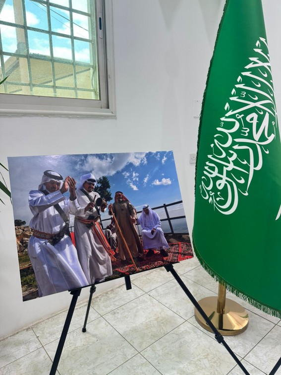 الخلف يوثق اليوم الوطني بعدسته في معارض عسير