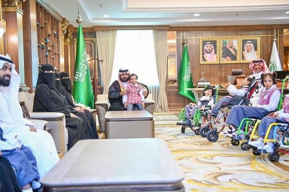 أمير جازان يستقبل مديرة مركز جمعية الأطفال ذوي الإعاقة ويشيد بجهودهم التأهيلية
