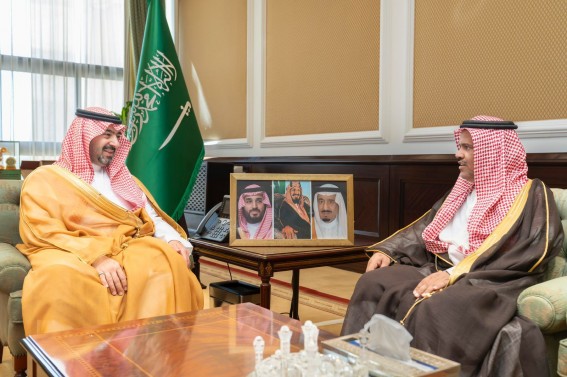نائب أمير تبوك يستقبل مدير عام الأحوال المدنية بالمنطقة