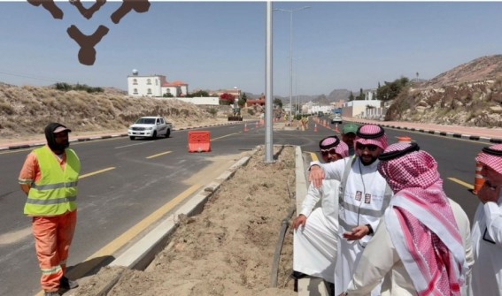 رئيس بلدية تنومة يتفقد أعمال صيانة الجزيرة الوسطية بطريق أبها الطائف