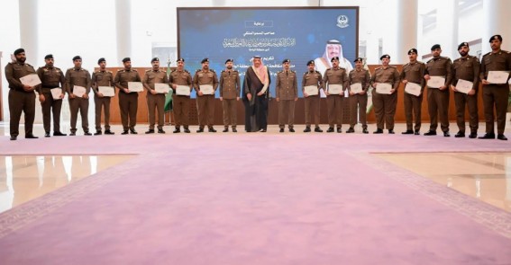 أمير الباحة يُكرِّم عددًا من رجال مكافحة المخدرات نظير إنجازاتهم الأمنية