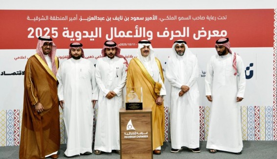 سمو أمير الشرقية يكرم الراحل متعب العنزي