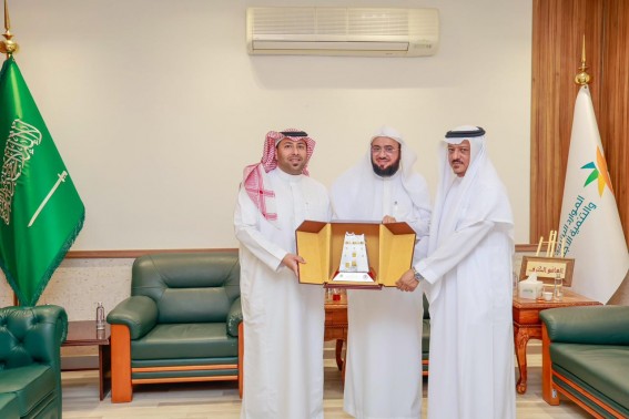 أمين عام “بر أبها” يزور مدير فرع “الموارد البشرية” بعسير