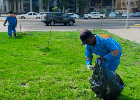 بلدية الجبيل تكثّف أعمال الكنس اليدوي للحفاظ على النظافة العامة