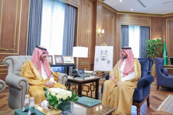 أمير الحدود الشمالية يتسلّم التقرير السنوي لنادي وزارة الداخلية بالمنطقة