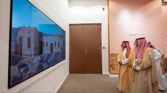 نائب أمير حائل يتفقد مركز زوار جبل أم سنمان بجبة