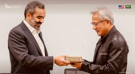 السواحه يجتمع بالرئيس التنفيذي لشركة NVIDIA لتعزيز الشراكات في الذكاء الاصطناعي