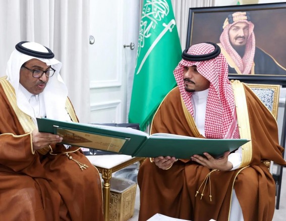 نائب أمير نجران يتسلّم تقرير مشاريع الأمانة ويؤكد على مضاعفة الجهود نائب أمير نجران يتسلّم تقرير مشاريع الأمانة ويؤكد على مضاعفة الجهود