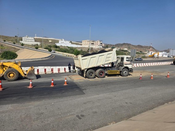 بلدية بحر أبو سكينة تبدأ المرحلة الثانية لمعالجة حفر الشارع العام