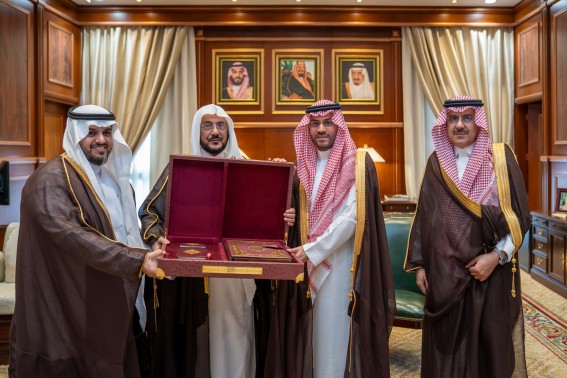 نائب أمير حائل يستقبل وزير الشؤون الإسلامية الدكتور عبداللطيف آل الشيخ