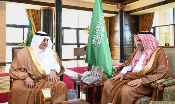 أمير منطقة تبوك يستقبل مدير الأحوال المدنية بالمنطقة