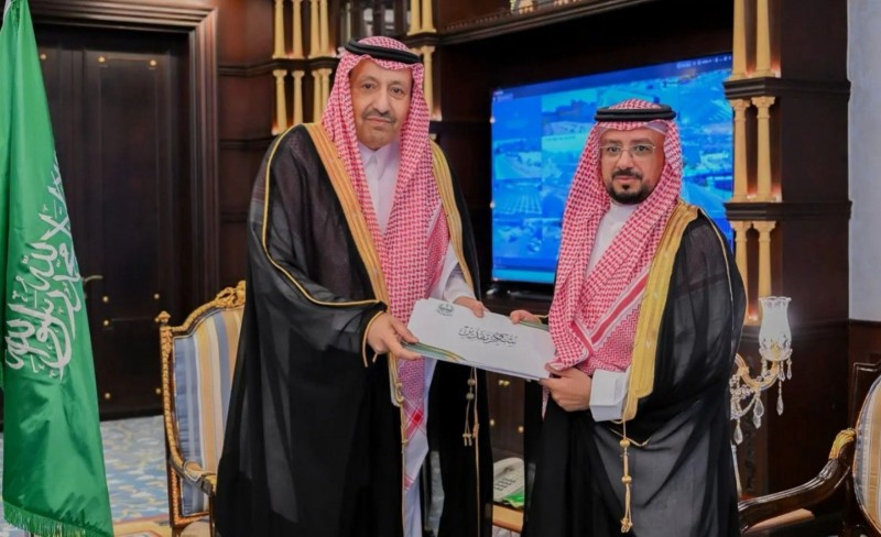 أمير الباحة يلتقي الفريق الطبي لمركز تميز القدم السكرية أمير الباحة يلتقي الفريق الطبي لمركز تميز القدم السكرية