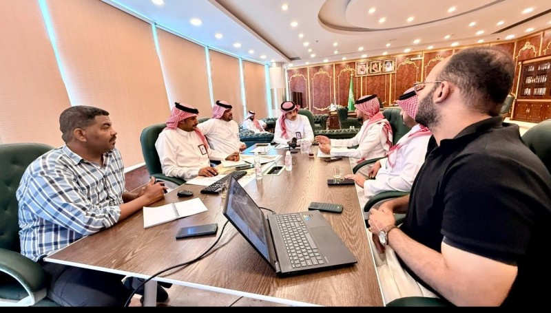 بلدية تثليث تناقش تطوير شبكة الطرق مع وزارة النقل